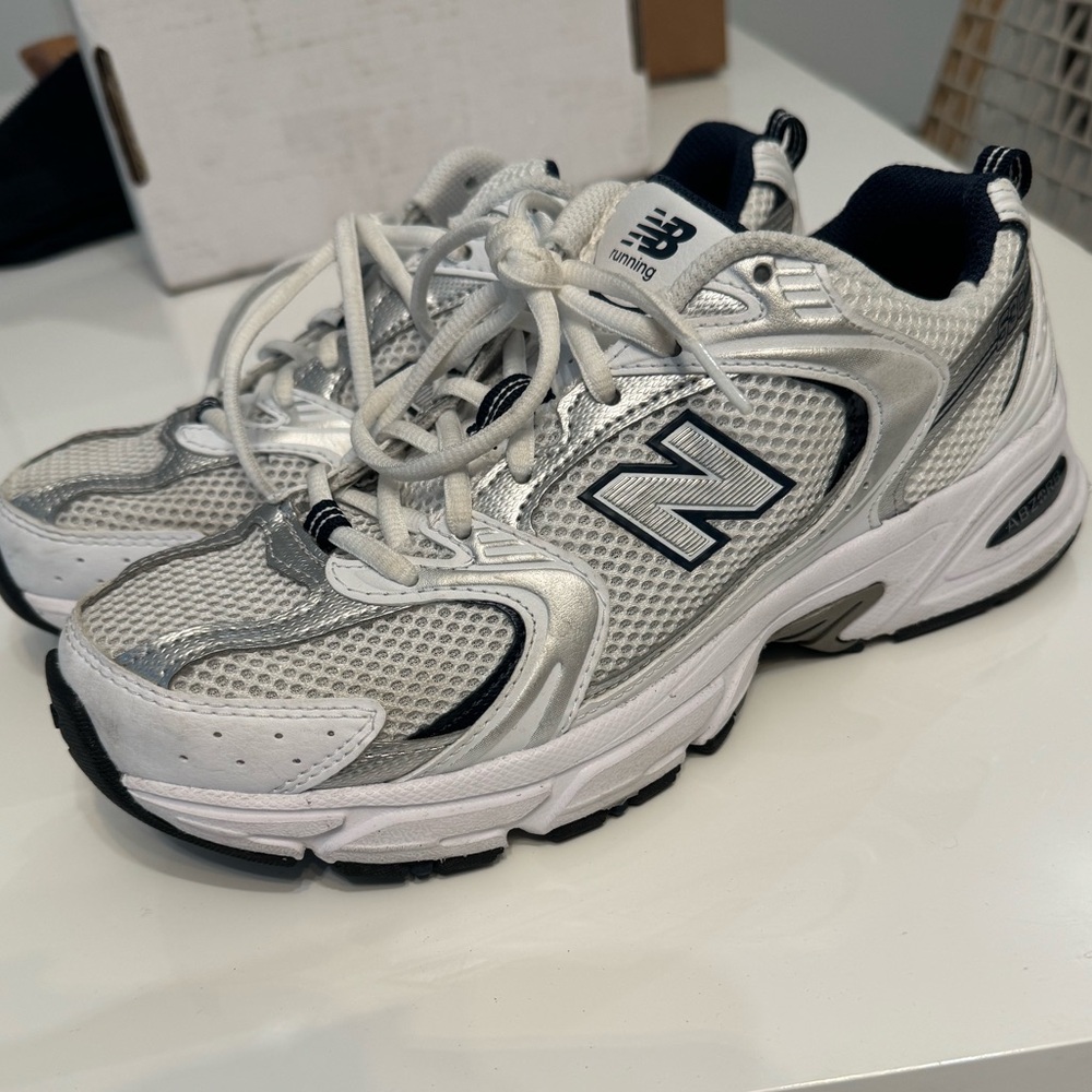 New Balance 530 White and Indigo Unisex Women’s 8/Mens 6.5